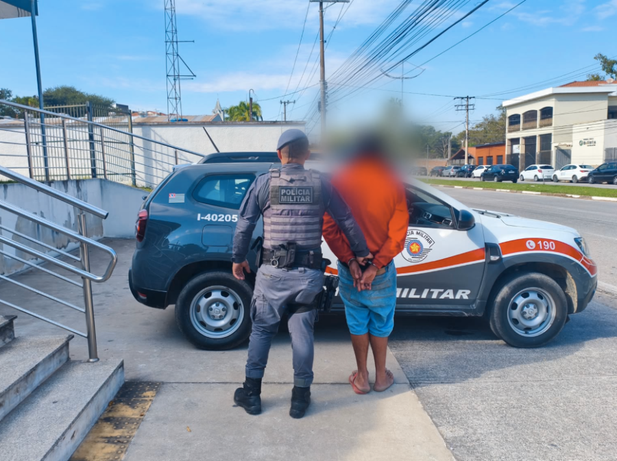 POLÍCIA MILITAR PRENDE EM FLAGRANTE INDIVÍDUO POR FURTO E AGRESSÃO EM TAPIRAÍ